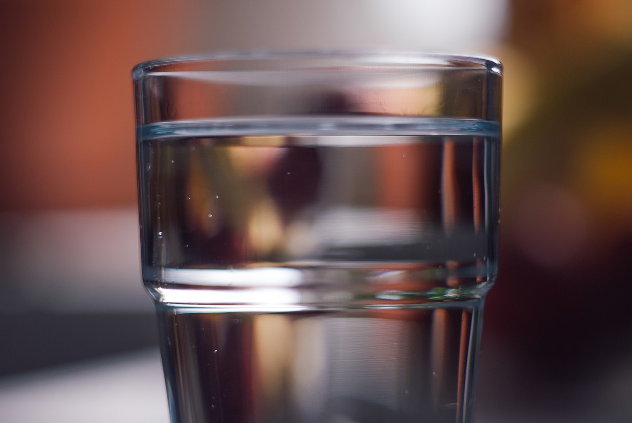 Czym jest woda jonizowana alkaliczna i jak ją uzyskać?